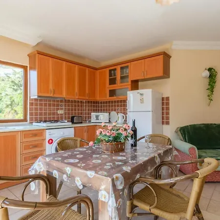 Almond Apartment *